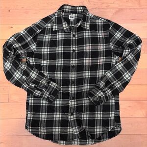 Uniqlo Men's Black and White Checkered Button Down Flannel